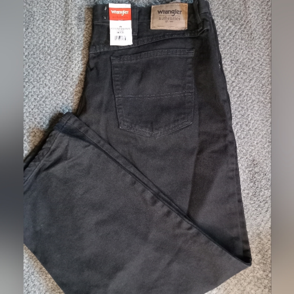 Wrangler authentic Men's Classic 5 pocket relaxed fit Jean, 38/28, Black